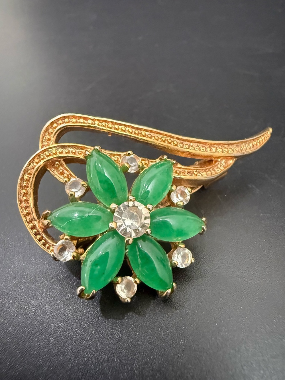 Vintage Unsigned Jade Flower Gold-tone Brooch 9g.